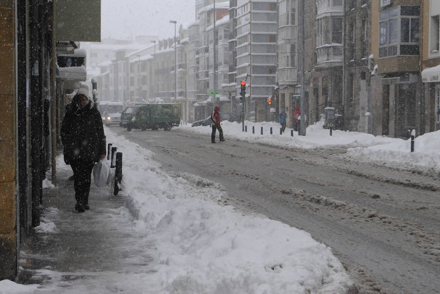 Un nuevo temporal de nieve está provocando incidencias en varias carreteras. Además, varios colegios han suspendido las clases. 