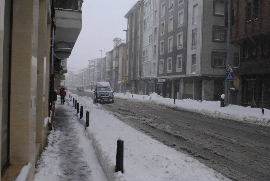 Un nuevo temporal de nieve está provocando incidencias en varias carreteras. Además, varios colegios han suspendido las clases. 