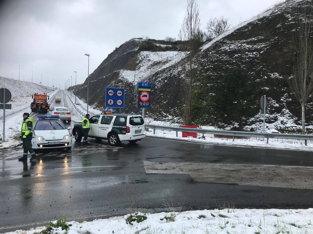 Un nuevo temporal de nieve está provocando incidencias en varias carreteras. Además, varios colegios han suspendido las clases. 