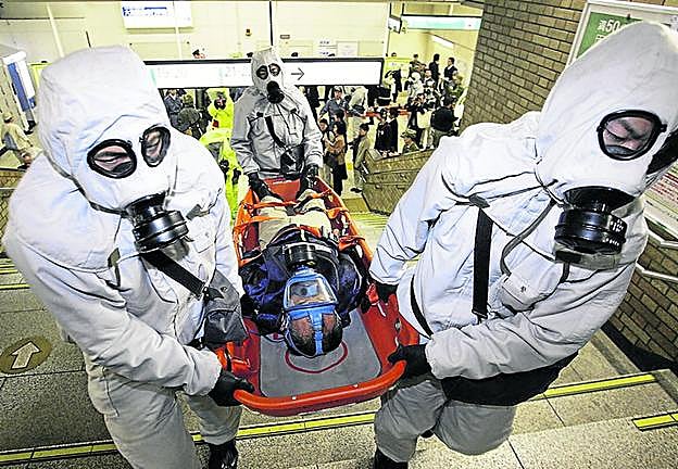 Las asistencias retiran a una de las víctimas del ataque con gas sarín en el metro de Tokio en 1995.