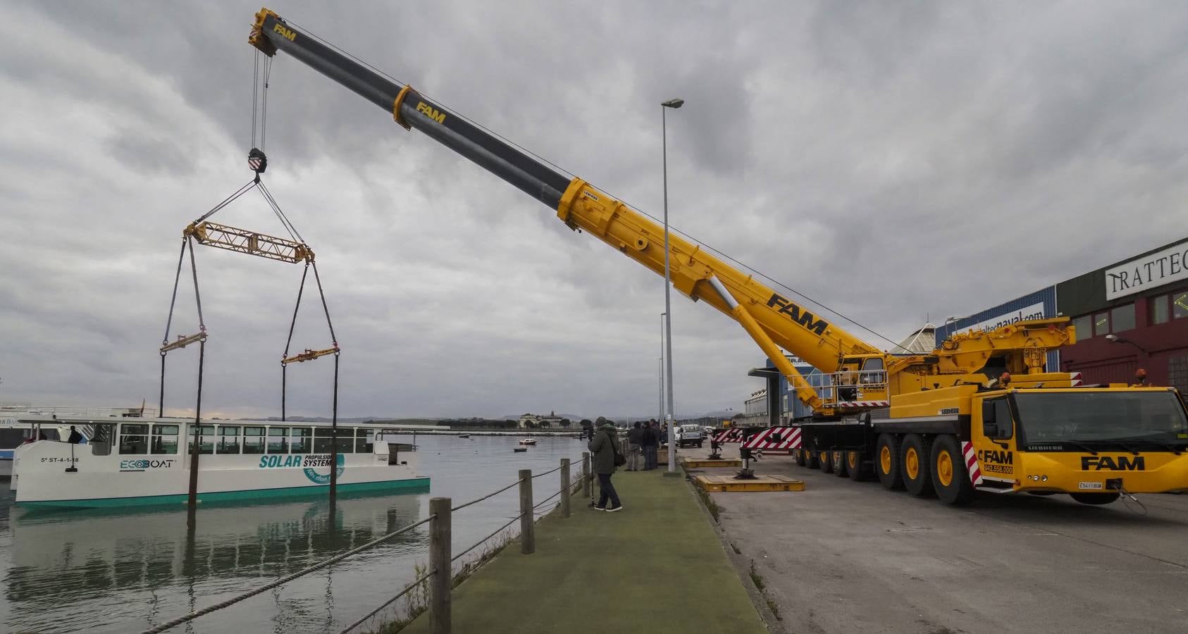 Fotos: Botado el primer barco de Europa que navega con energía solar