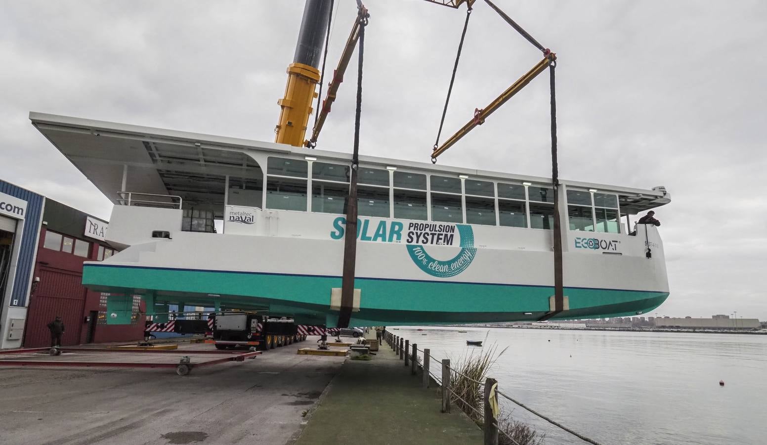 Fotos: Botado el primer barco de Europa que navega con energía solar