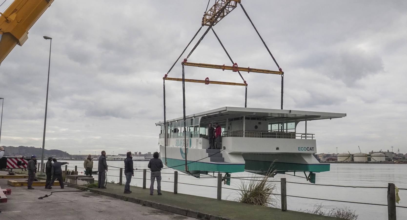 Fotos: Botado el primer barco de Europa que navega con energía solar