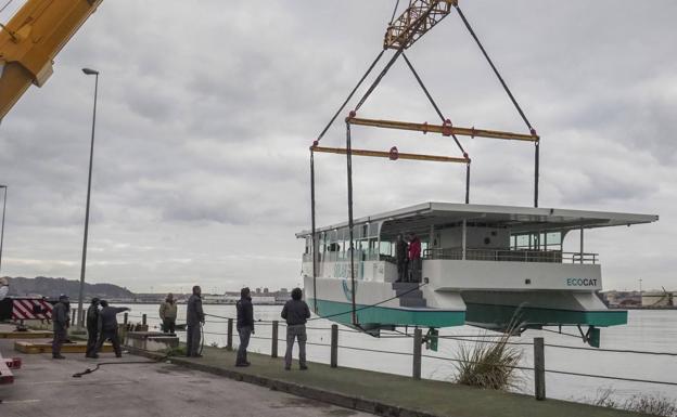 Momento de la botadura del catamarán.