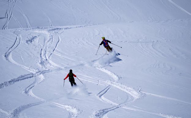 Esquiadores descendiendo las pistas de Baqueira