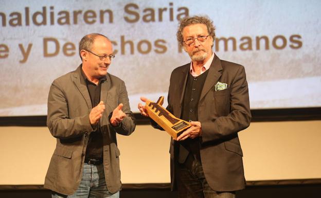 Imagen principal - Robert Guédiguian es un habitual de los festivales en España. En San Sebastián recogió el Premio del Fesival de Cine y Derechos Humanos en 2014, y presentó 'A la place du coeur' junto a Ariane Ascaride en 1998; además, presentó 'L´Armée du crime' en la Seminci de 2009.