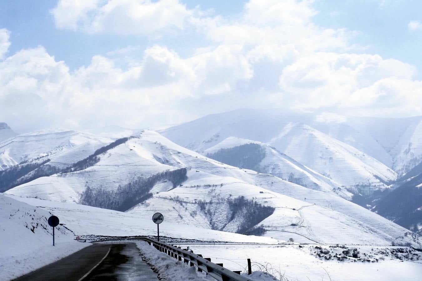 Los temporales de las últimas semanas han transformado los paisajes del interior de la región, que aparecen cubiertos por una espesa capa de nieve.