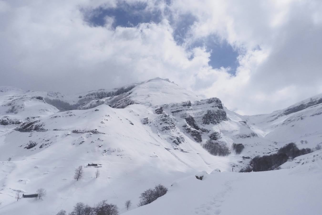 Los temporales de las últimas semanas han transformado los paisajes del interior de la región, que aparecen cubiertos por una espesa capa de nieve.