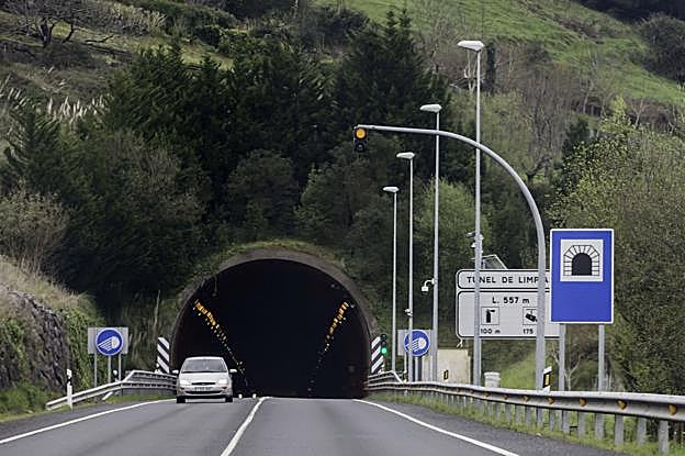 Los vehículos circulan por la N-629, junto al cartel que avisa del radar de tramo. 