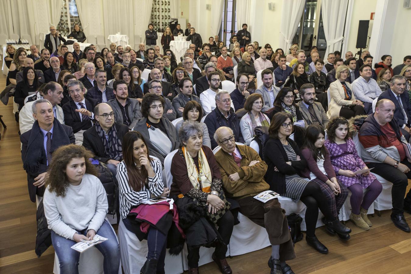 Fotos: El dibujante Íñigo Ansola recibe el Premio Bahía Sur Cultural