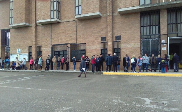 Primeras colas en el Estadio Municipal de Deportes de Los Corrales para recoger dorsal y camiseta de la marcha Luchamos por la Vida