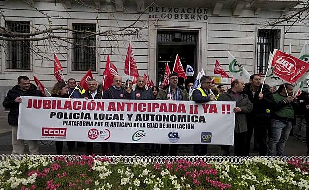 Los policías, ante la Delegación del Gobierno.