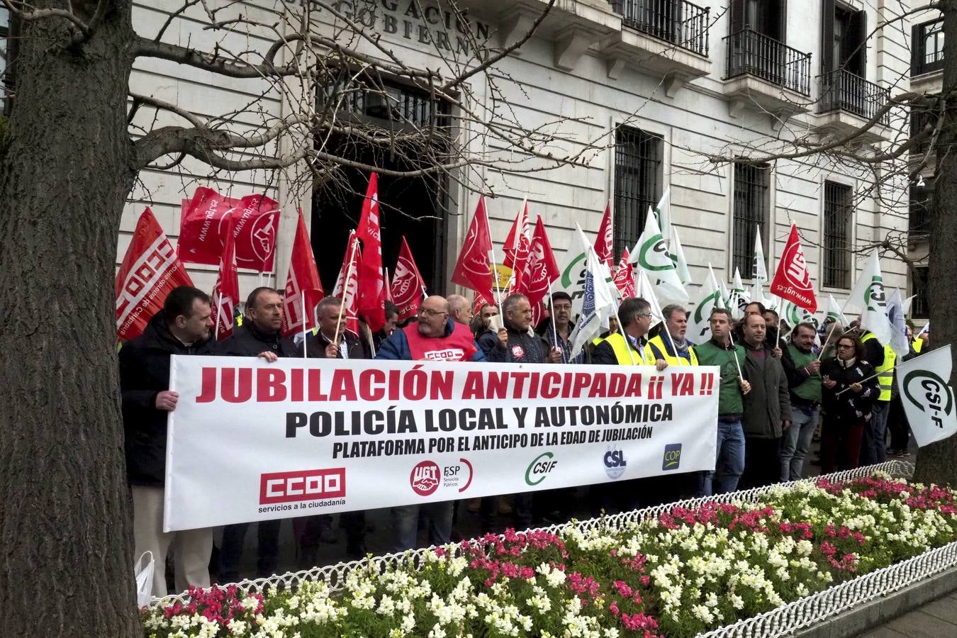 Fotos: Concentración de policías locales de Santander para reclamar la jubilación anticipada