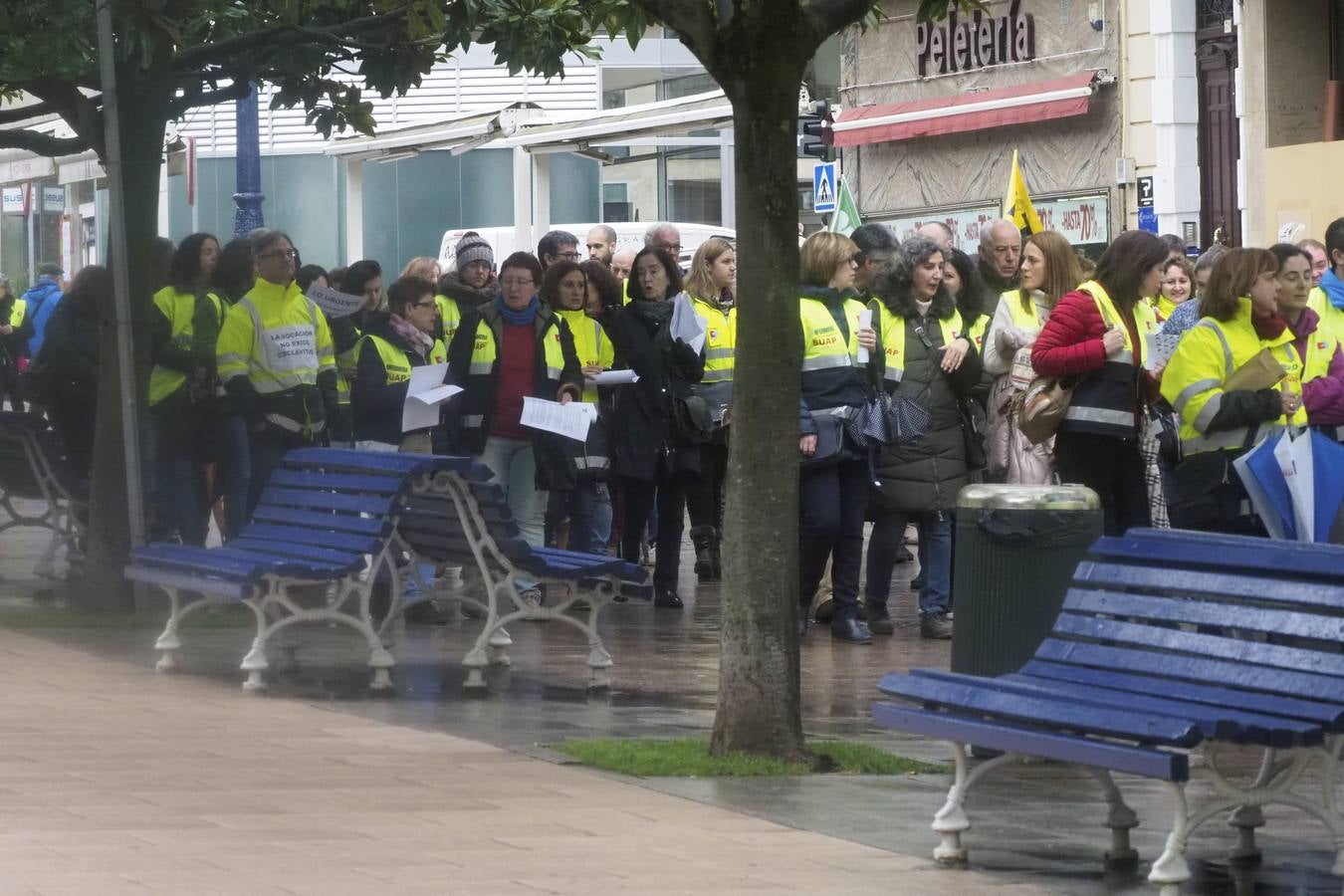 Fotos: Manifestación en Santander de trabajadores del Servicio de Urgencias de Atención Primaria (SUAP) y del 061