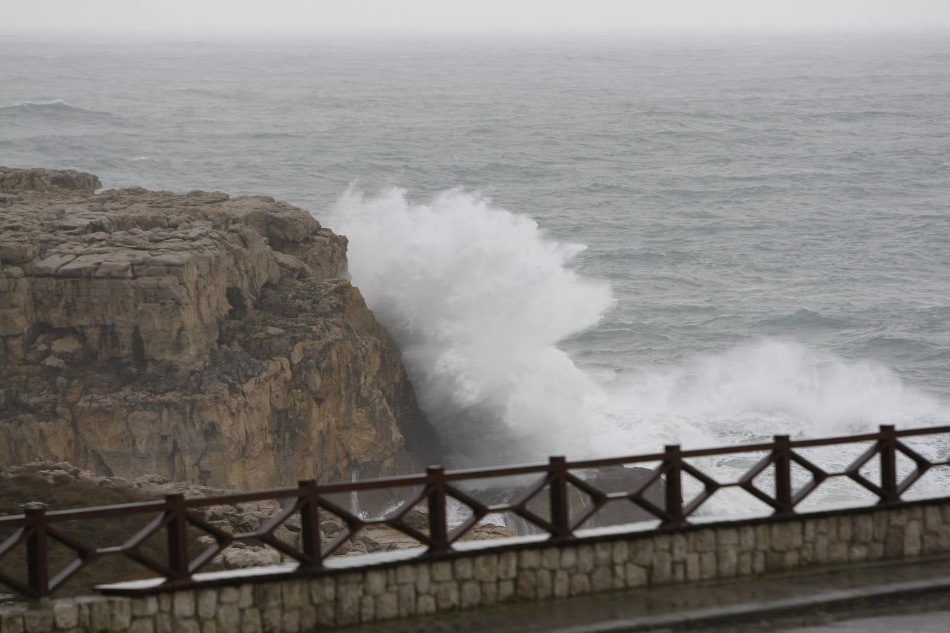 Fotos: La costa cántabra muestra su bravura