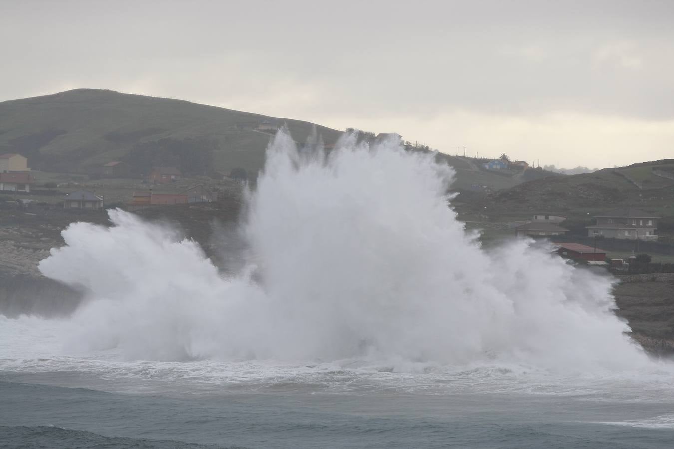 Fotos: La costa cántabra muestra su bravura