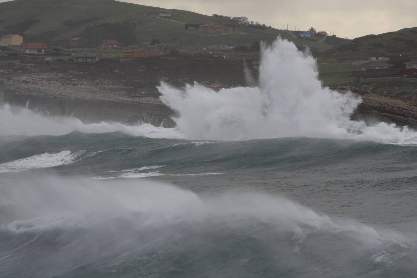 Fotos: La costa cántabra muestra su bravura