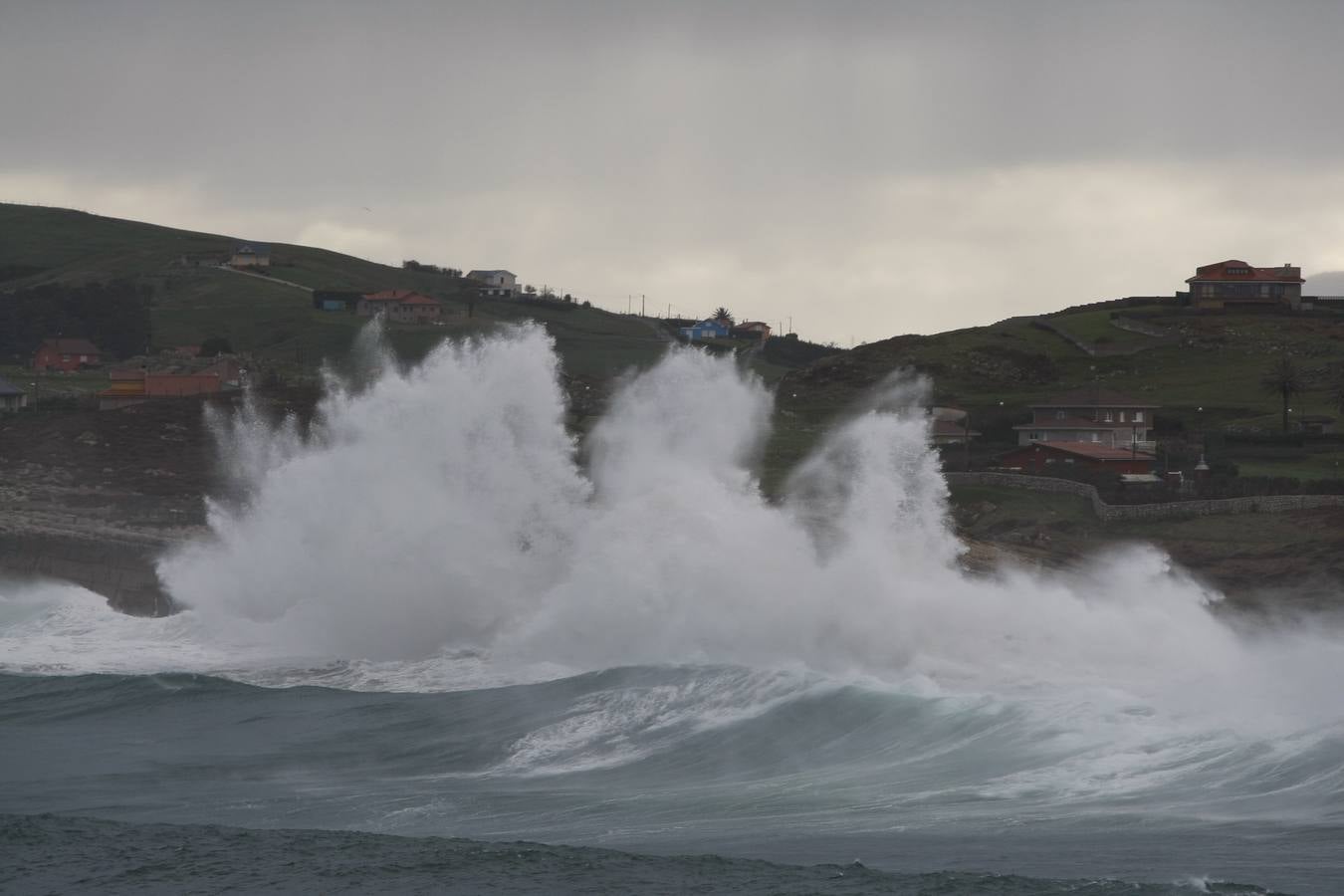 Fotos: La costa cántabra muestra su bravura