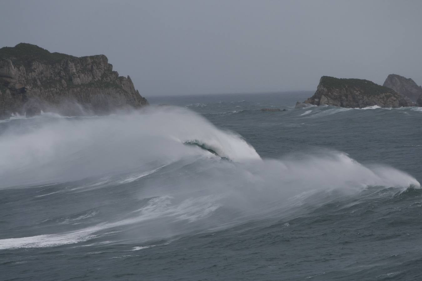 Fotos: La costa cántabra muestra su bravura