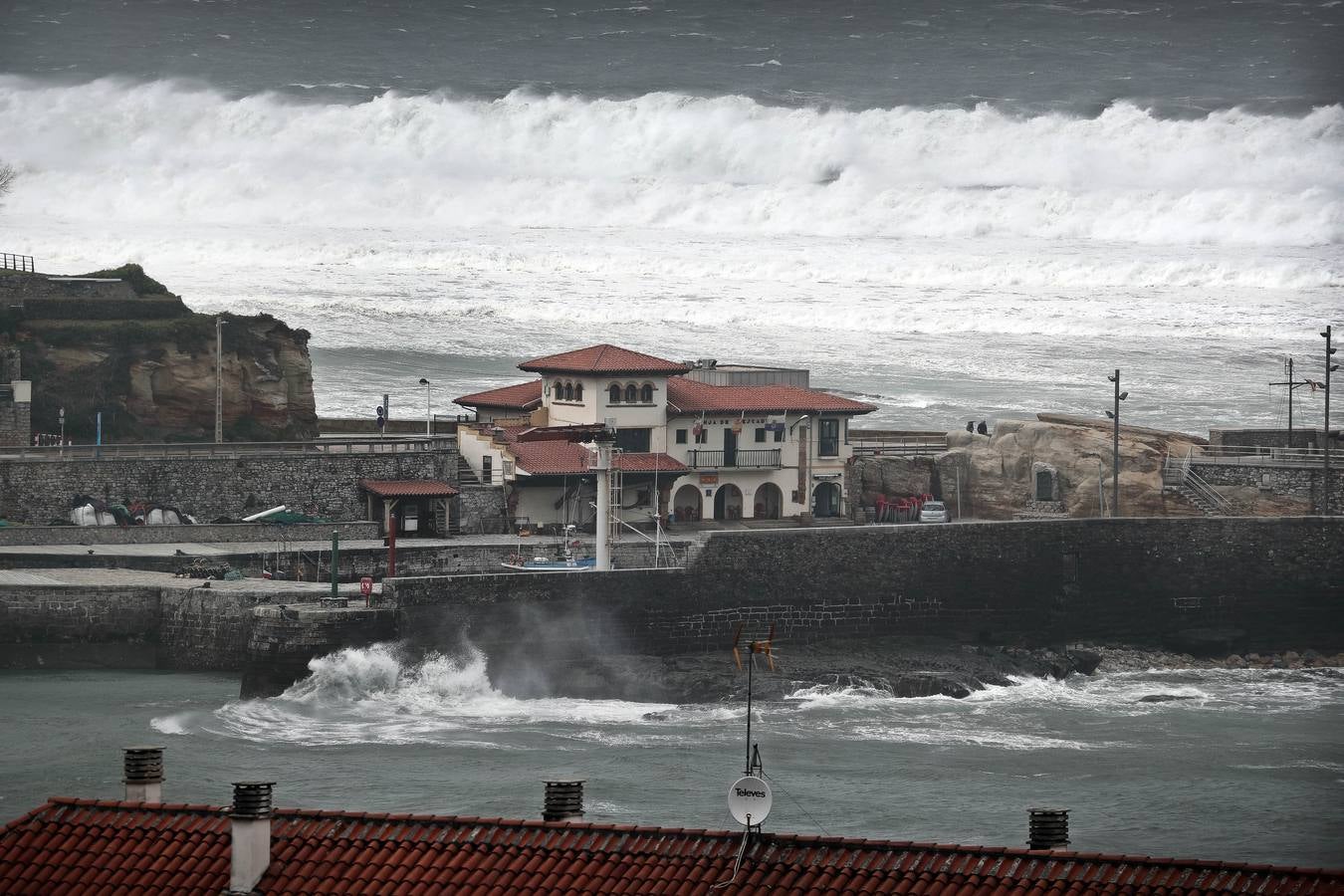 Fotos: La costa cántabra muestra su bravura