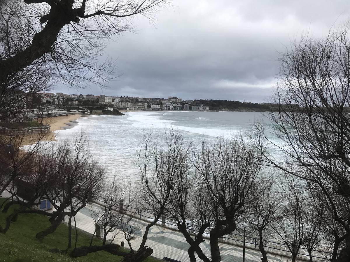 Fotos: El Sardinero se blinda ante la alerta roja por grandes olas y vientos fuertes