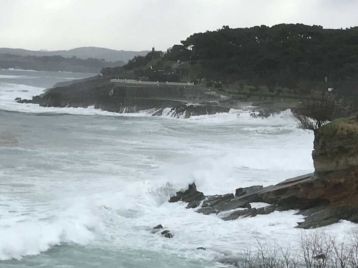 Fotos: El Sardinero se blinda ante la alerta roja por grandes olas y vientos fuertes