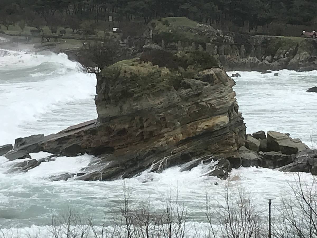 Fotos: El Sardinero se blinda ante la alerta roja por grandes olas y vientos fuertes