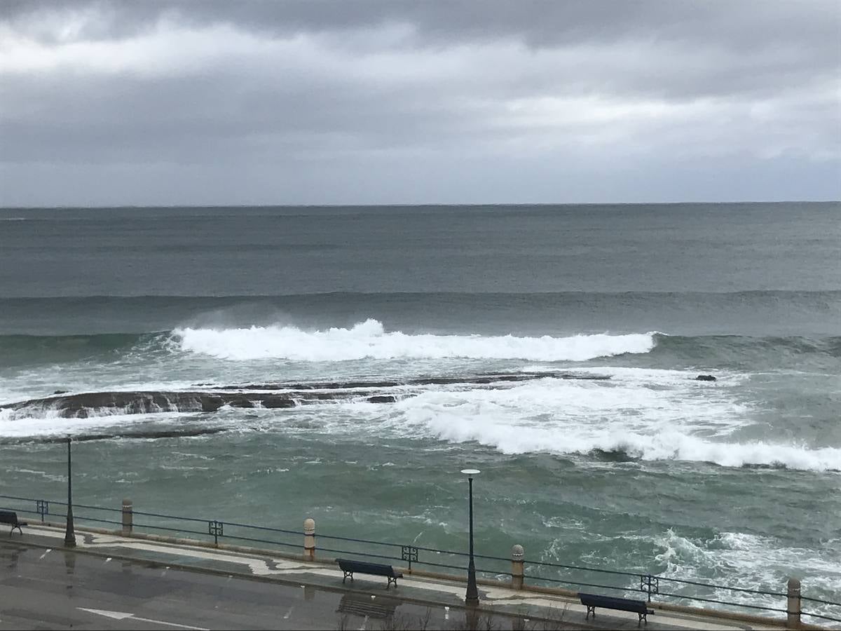 Fotos: El Sardinero se blinda ante la alerta roja por grandes olas y vientos fuertes