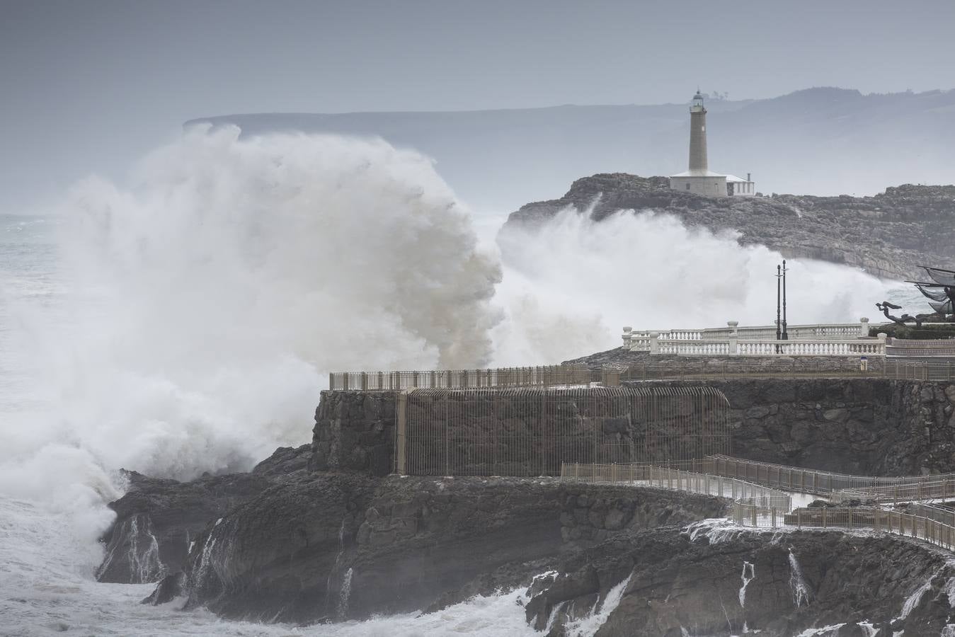 Fotos: El Sardinero se blinda ante la alerta roja por grandes olas y vientos fuertes