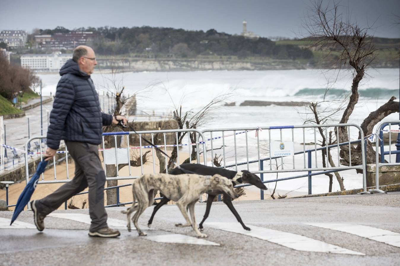 Fotos: El Sardinero se blinda ante la alerta roja por grandes olas y vientos fuertes