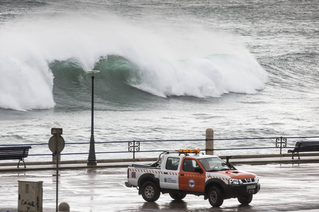 Fotos: El Sardinero se blinda ante la alerta roja por grandes olas y vientos fuertes