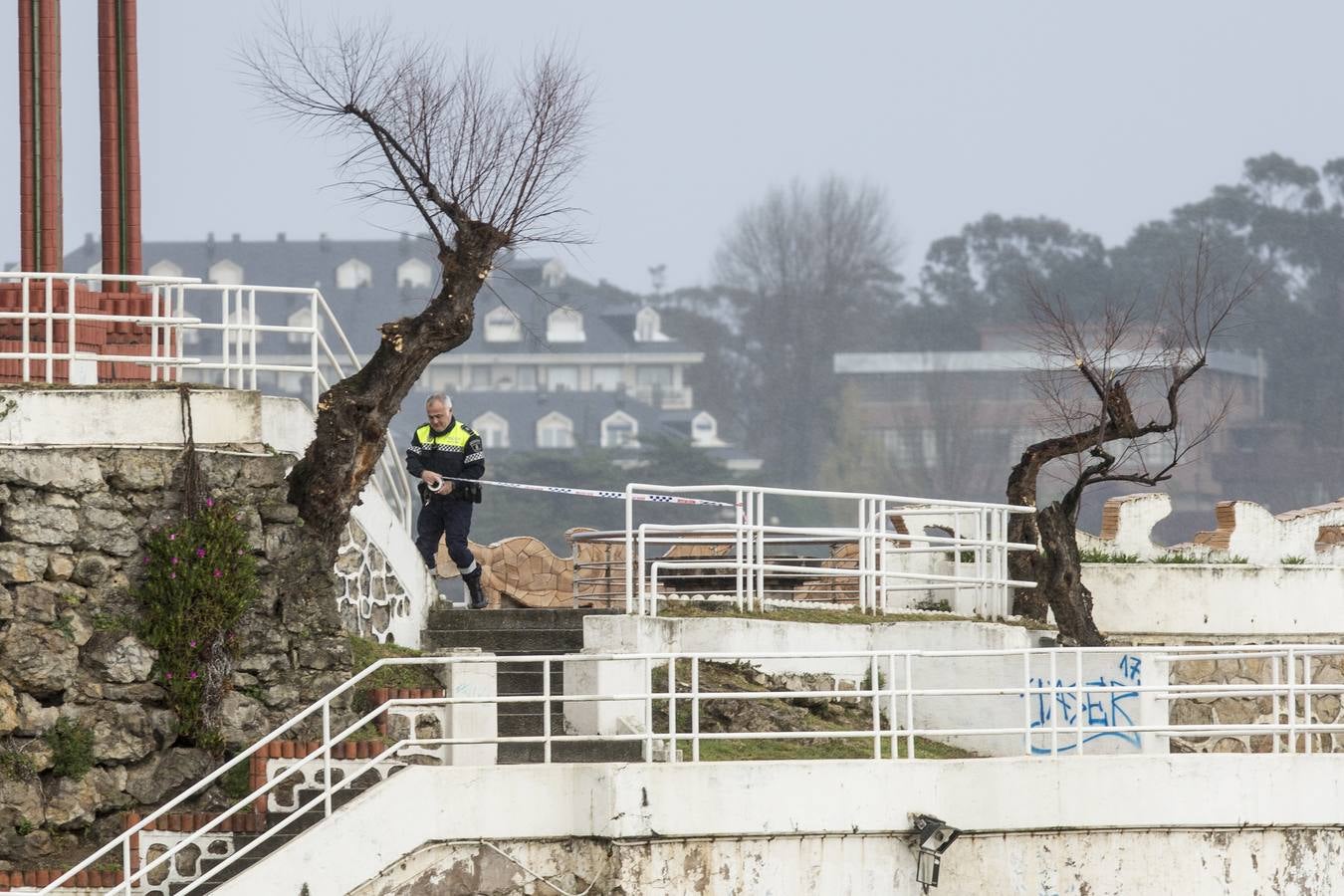 Fotos: El Sardinero se blinda ante la alerta roja por grandes olas y vientos fuertes