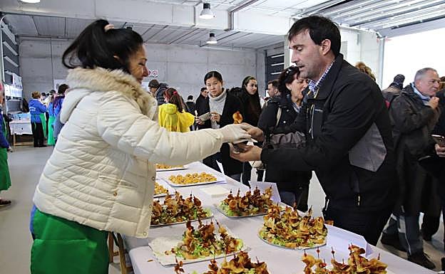 Cientos de vecinos se dieron cita en la Cofradía de Pescadores de Laredo para degustar la amplia variedad de pinchos. 