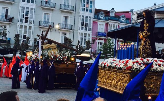 La Procesión de El Encuentro es una de las más emotivas para los vecinos. 