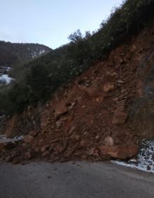 Imagen secundaria 2 - Un fuerte argayo corta el acceso al pueblo lebaniego de Yebas