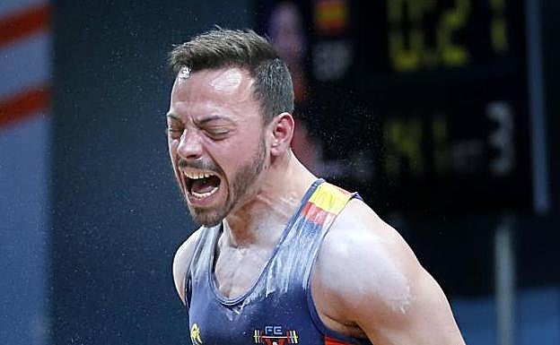 Josué Brachi celebra su título de Europa en el total olímpico. 