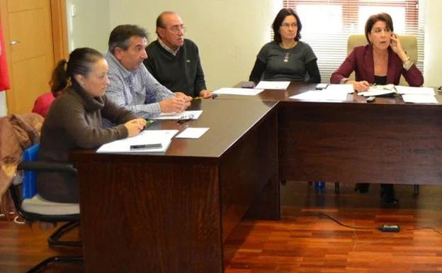 Equipo de gobierno de Molledo, a la izquierda Verónica Mantecón y a la derecha Teresa Montero