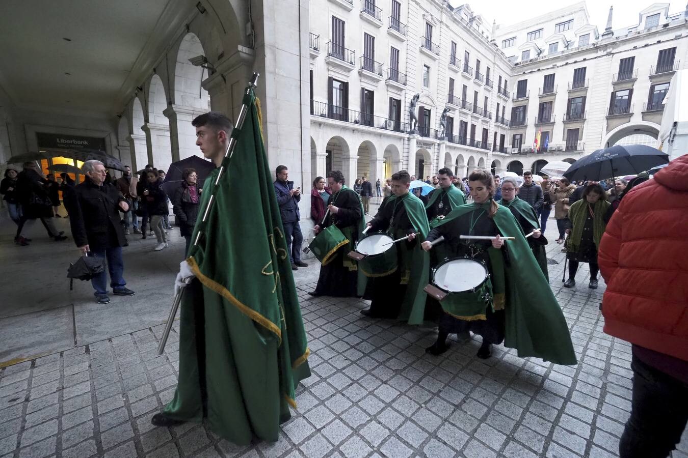 Ante la amenaza de lluvia, la cofradía suspendió la procesión, pero se realizaron actos en la carpa, con su banda de música y los nazarenos