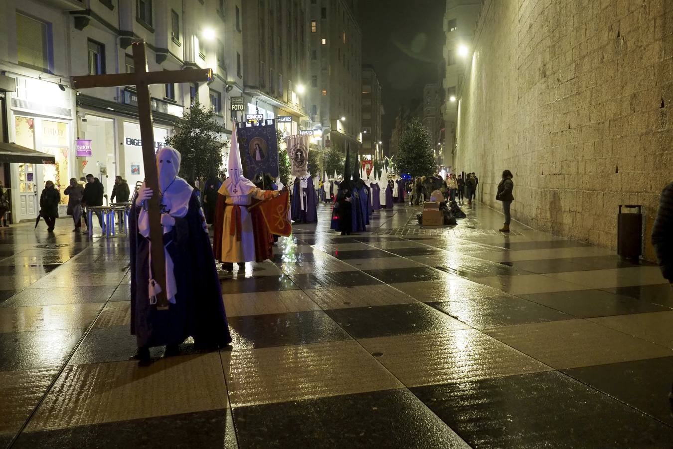 La procesión de La oración de Jesús en el Huerto de los Olivos procesionó la noche de lunes santo por las calles de Santander. Partió, como siempre, desde la parroquia de San Miguel y Santa Gema (Padres Pasionistas) y recorrió las calles Nicolás Salmerón, Madrid, Atilano Rodríguez, Cádiz y plaza de las Farolas, donde, en la carpa, se realizó el acto de la oración. La lluvia impidió el paso de esta procesión por los Jardines de Pereda.