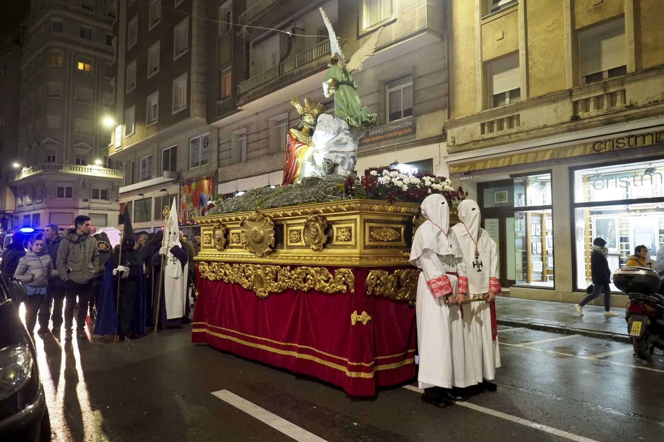 La procesión de La oración de Jesús en el Huerto de los Olivos procesionó la noche de lunes santo por las calles de Santander. Partió, como siempre, desde la parroquia de San Miguel y Santa Gema (Padres Pasionistas) y recorrió las calles Nicolás Salmerón, Madrid, Atilano Rodríguez, Cádiz y plaza de las Farolas, donde, en la carpa, se realizó el acto de la oración. La lluvia impidió el paso de esta procesión por los Jardines de Pereda.