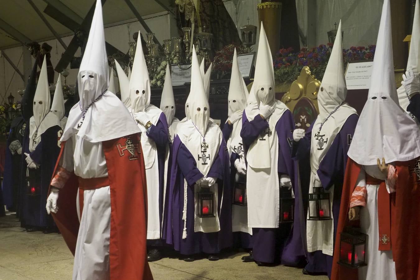 La procesión de La oración de Jesús en el Huerto de los Olivos procesionó la noche de lunes santo por las calles de Santander. Partió, como siempre, desde la parroquia de San Miguel y Santa Gema (Padres Pasionistas) y recorrió las calles Nicolás Salmerón, Madrid, Atilano Rodríguez, Cádiz y plaza de las Farolas, donde, en la carpa, se realizó el acto de la oración. La lluvia impidió el paso de esta procesión por los Jardines de Pereda.