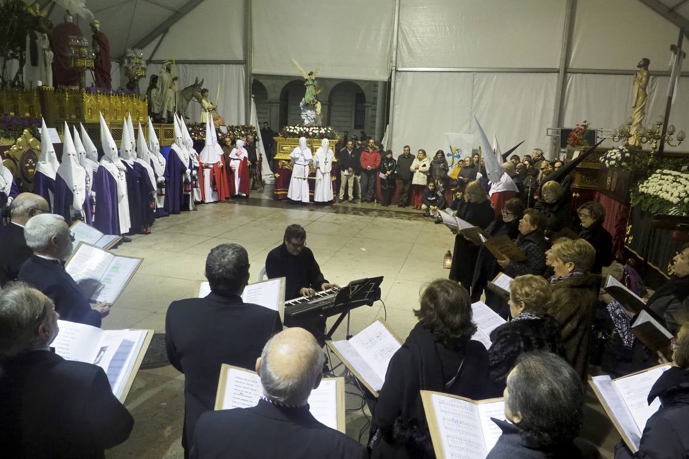 La procesión de La oración de Jesús en el Huerto de los Olivos procesionó la noche de lunes santo por las calles de Santander. Partió, como siempre, desde la parroquia de San Miguel y Santa Gema (Padres Pasionistas) y recorrió las calles Nicolás Salmerón, Madrid, Atilano Rodríguez, Cádiz y plaza de las Farolas, donde, en la carpa, se realizó el acto de la oración. La lluvia impidió el paso de esta procesión por los Jardines de Pereda.