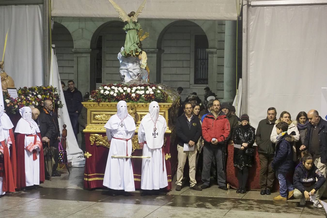 La procesión de La oración de Jesús en el Huerto de los Olivos procesionó la noche de lunes santo por las calles de Santander. Partió, como siempre, desde la parroquia de San Miguel y Santa Gema (Padres Pasionistas) y recorrió las calles Nicolás Salmerón, Madrid, Atilano Rodríguez, Cádiz y plaza de las Farolas, donde, en la carpa, se realizó el acto de la oración. La lluvia impidió el paso de esta procesión por los Jardines de Pereda.
