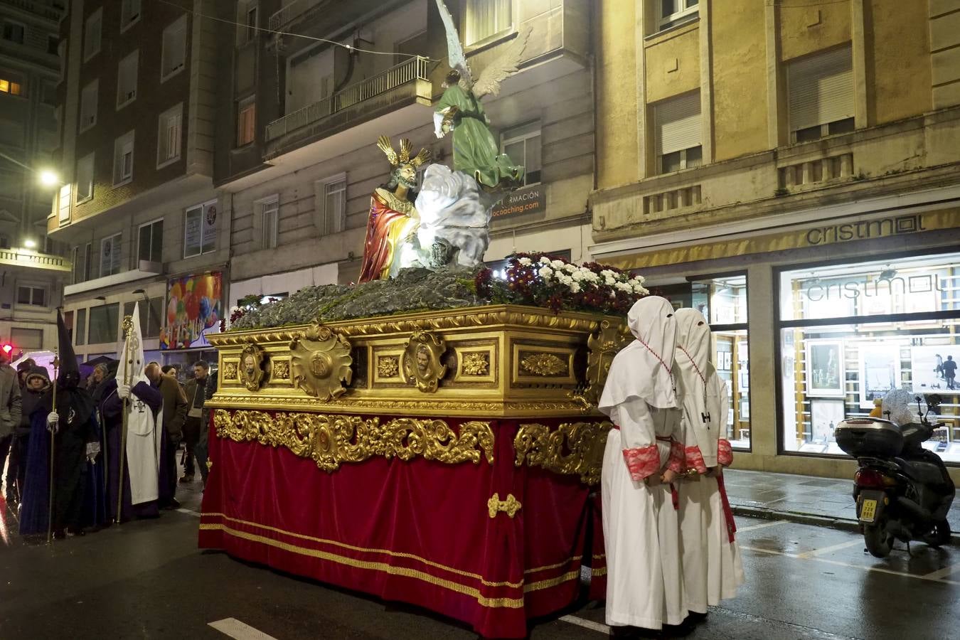 La procesión de La oración de Jesús en el Huerto de los Olivos procesionó la noche de lunes santo por las calles de Santander. Partió, como siempre, desde la parroquia de San Miguel y Santa Gema (Padres Pasionistas) y recorrió las calles Nicolás Salmerón, Madrid, Atilano Rodríguez, Cádiz y plaza de las Farolas, donde, en la carpa, se realizó el acto de la oración. La lluvia impidió el paso de esta procesión por los Jardines de Pereda.