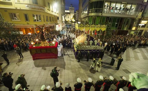 La procesión de El Encuentro tuvo su momento más emotivo cuando se unieron las imágenes del Cristo y la Virgen, en la calle de Juan de Herrera