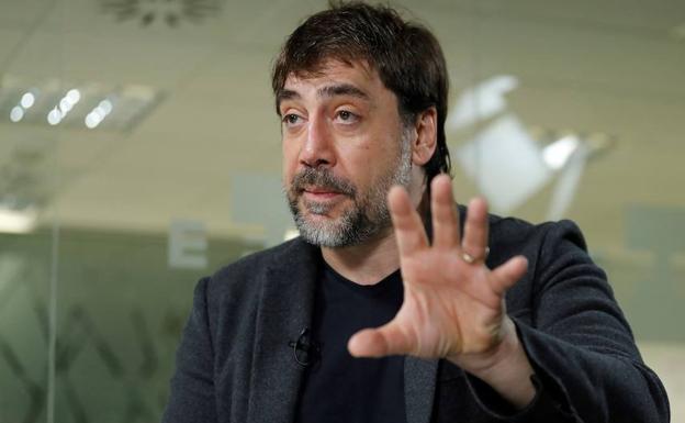 Javier Bardem habla durante una entrevista. 