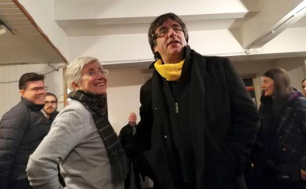 La exconsejera Clara Ponsatí junto a Carles Puigdemont en un acto en Bruselas.