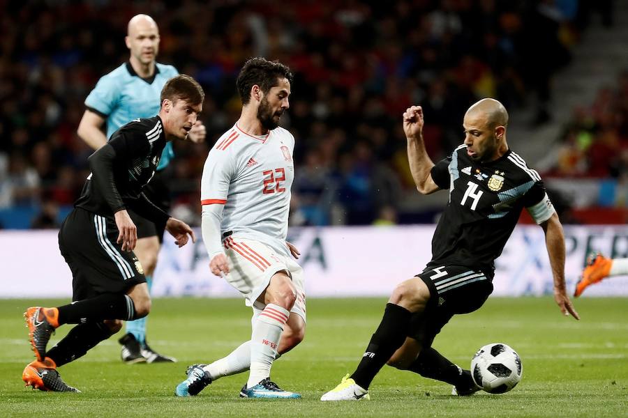 La selección que dirige Julen Lopetegui apabulló a Argentina en su estreno en el Wanda Metropolitano (6-1) con un 'hat-trick' de Isco y tantos de Diego Costa, Thiago y Aspas.