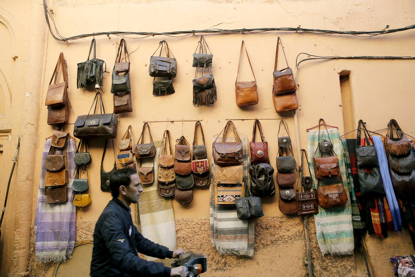 Bolsos de cuero marroquí, una de las compras obligadas.