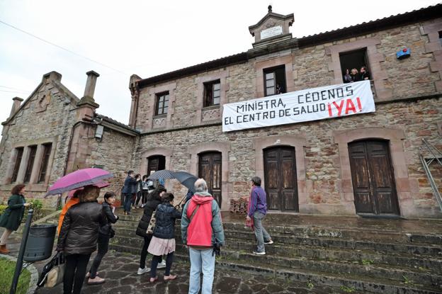 Alumnos y profesores colgaron ayer una pancarta en la fachada del edificio.